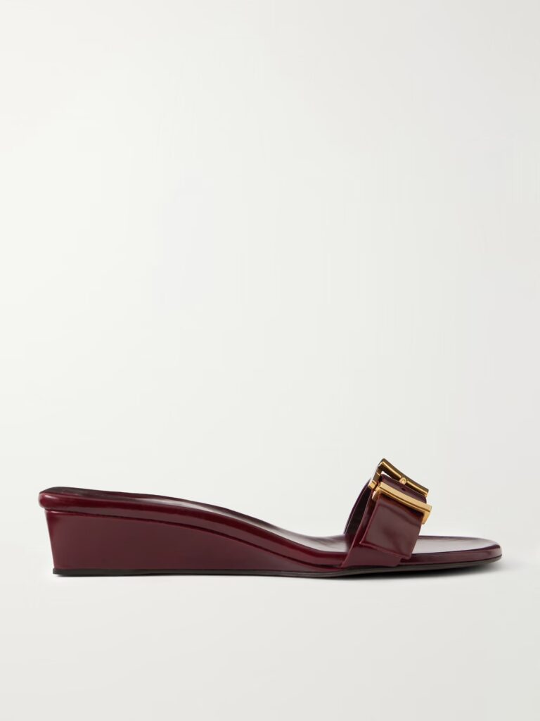 Sustainable Summer 2026: KHAITE Manhattan Buckled Leather Sandals  - buckled sandals in brown 